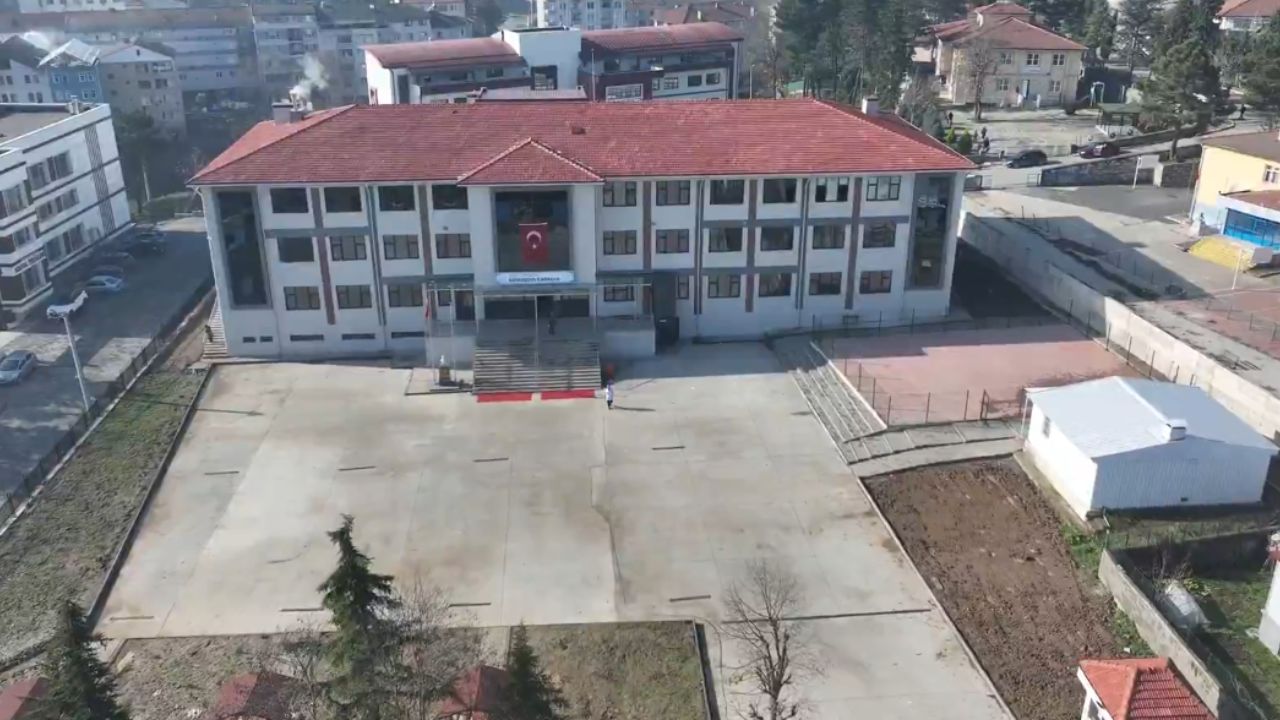 16 DERSLİK GÜMÜŞOVA İLKOKULU EĞİTİM VE ÖĞRETİME BAŞLADI