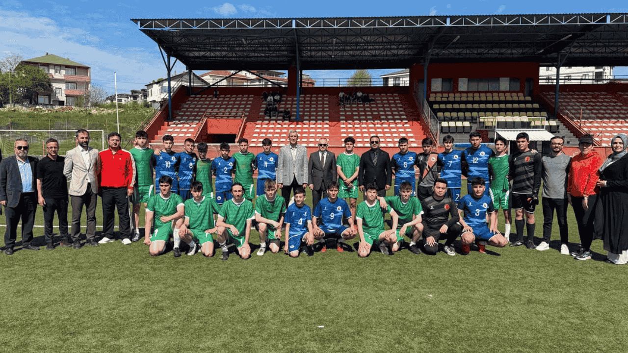 19 MAYIS KAPSAMINDA LİSELER ARASI FUTBOL TURNUVASI BAŞLADI