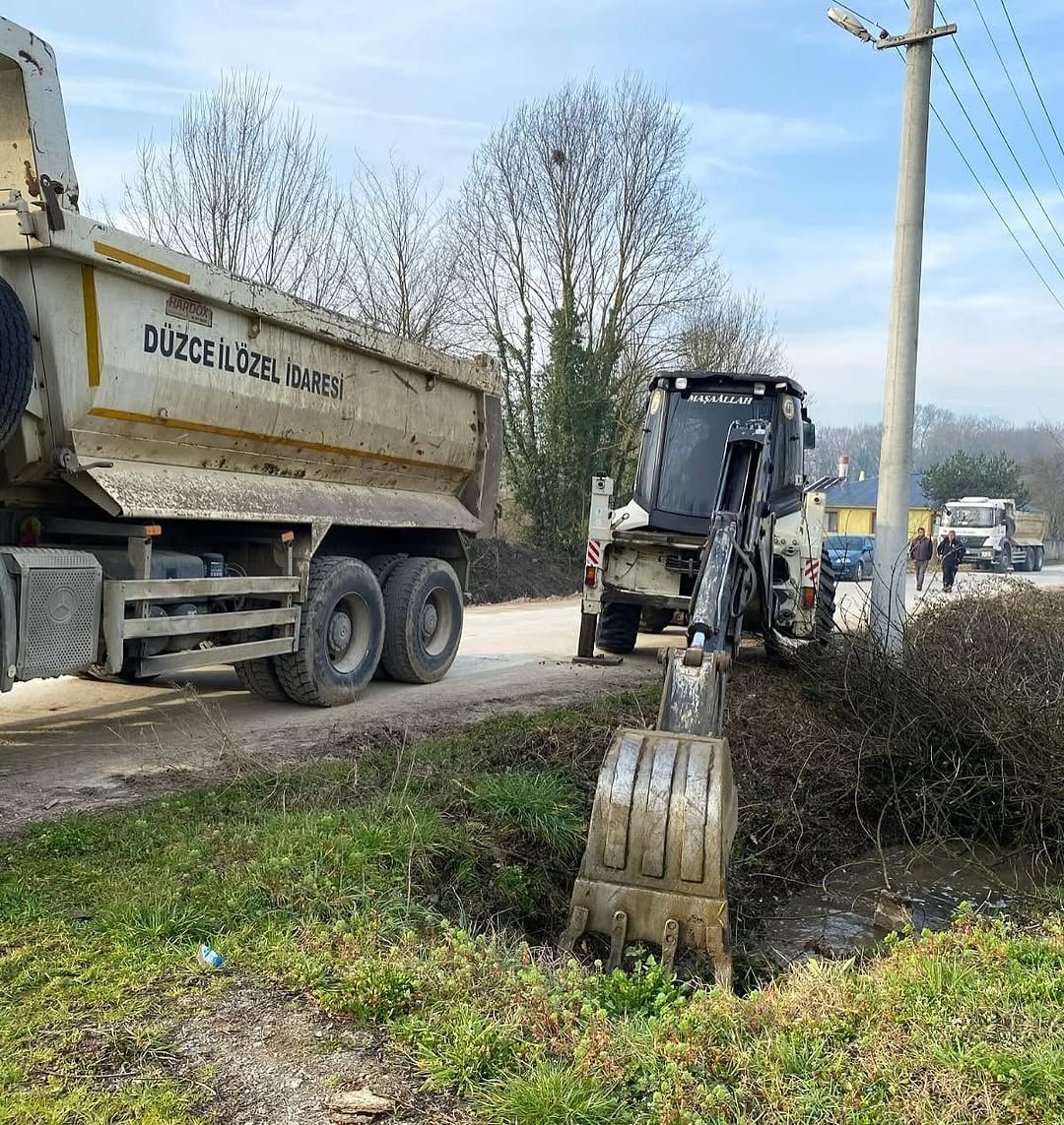 ADAKÖY KÖYÜ'NDE KANAL TEMİZLİK ÇALIŞMALARI DEVAM EDİYOR