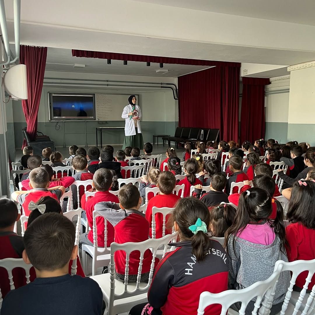 AKÇAKOCA'DA ÖĞRENCİLERE AĞIZ-DİŞ SAĞLIĞI EĞİTİMİ DÜZENLENDİ