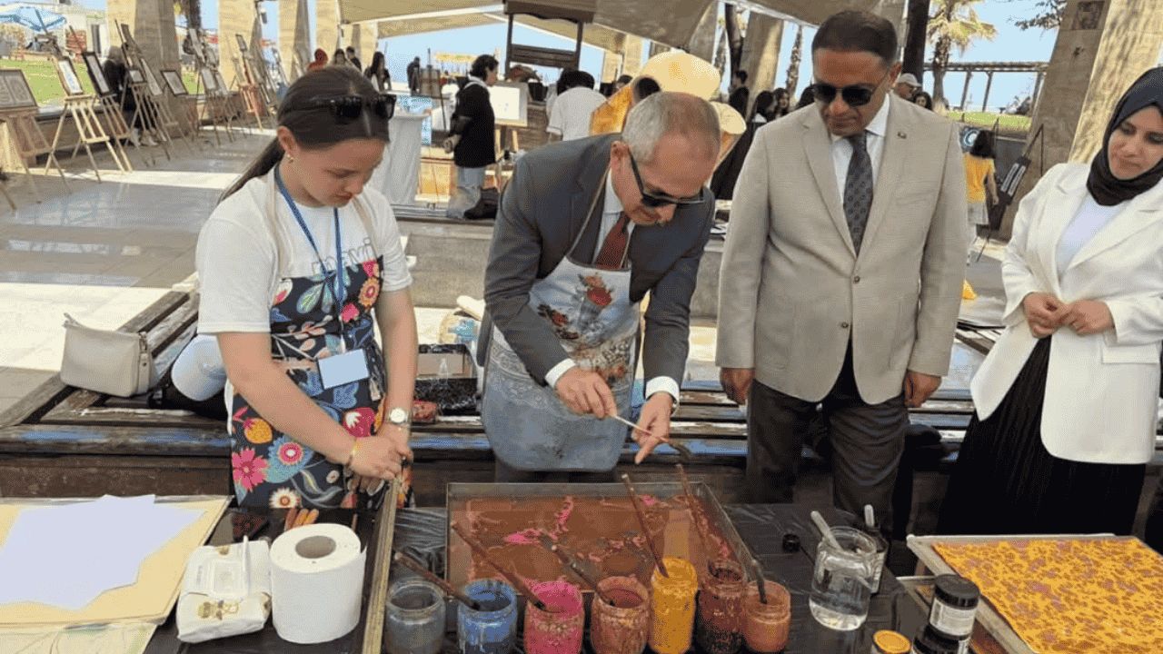AKÇAKOCA'DA ÖĞRENCİLERİN ORTAK SANAT SERGİSİNE KAYMAKAM PİŞKİN'DEN TAM DESTEK