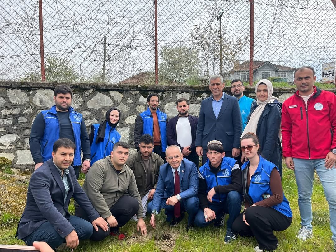 AKÇAKOCA'DA ŞEHİTLERİN ANISINA FİDANLAR TOPRAKLA BULUŞTU