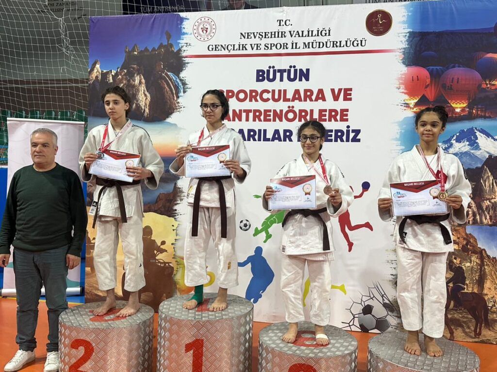 AKÇAKOCALI SPORCULAR, TÜRKİYE ŞAMPİYONASI'NDA KÜRSÜYE ÇIKTI
