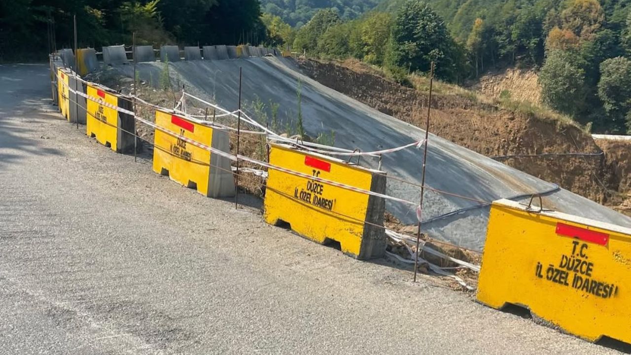 Aydınpınar Köyü'nde Beton Bariyerlerle Yol Güvenliği Artıyor