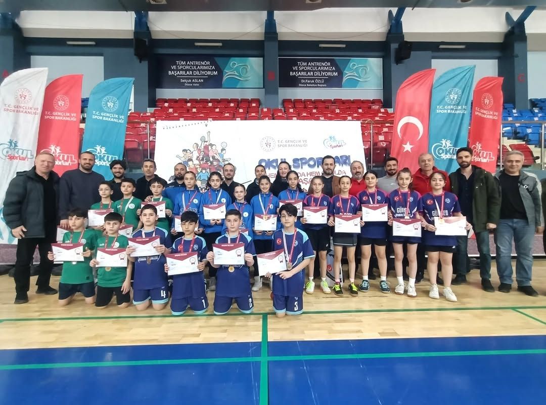 BADMİNTON KÜÇÜKLER GRUP MÜSABAKALARI DÜZCE'DE TAMAMLANDI