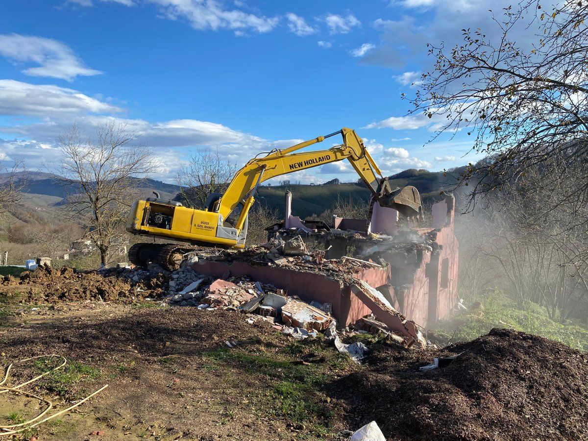 BAĞIMLILIKLA MÜCADELE; METRUK BİNA YIKIMLARI DEVAM EDİYOR