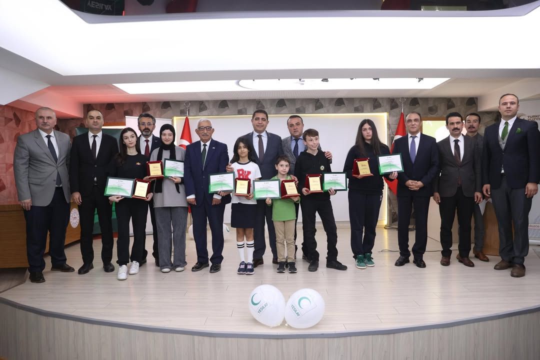BAĞIMLILIKLA MÜCADELEDE SANATIN GÜCÜ ÖĞRENCİLERE VALİ SELÇUK ASLAN'DAN ÖDÜL