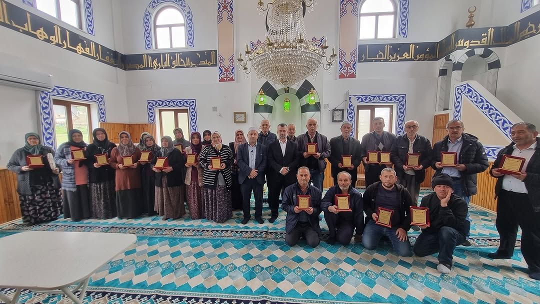 BAKACAK KÖYÜ'NDE RAMAZAN MUKABELESİNE KATILANLARA PLAKET TAKDİM EDİLDİ