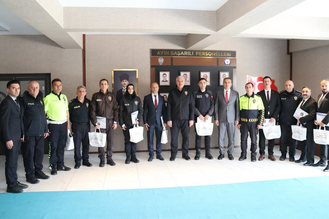 BAŞARILI PERSONELLER ÖDÜLLERİNİ EMNİYET MÜDÜRÜ ERGÜDER'İN ELİNDEN ALDI
