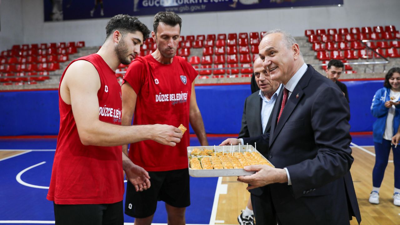 Başkan Özlü'den Voleybol Takımına Tebrik ve Baklava Sürprizi