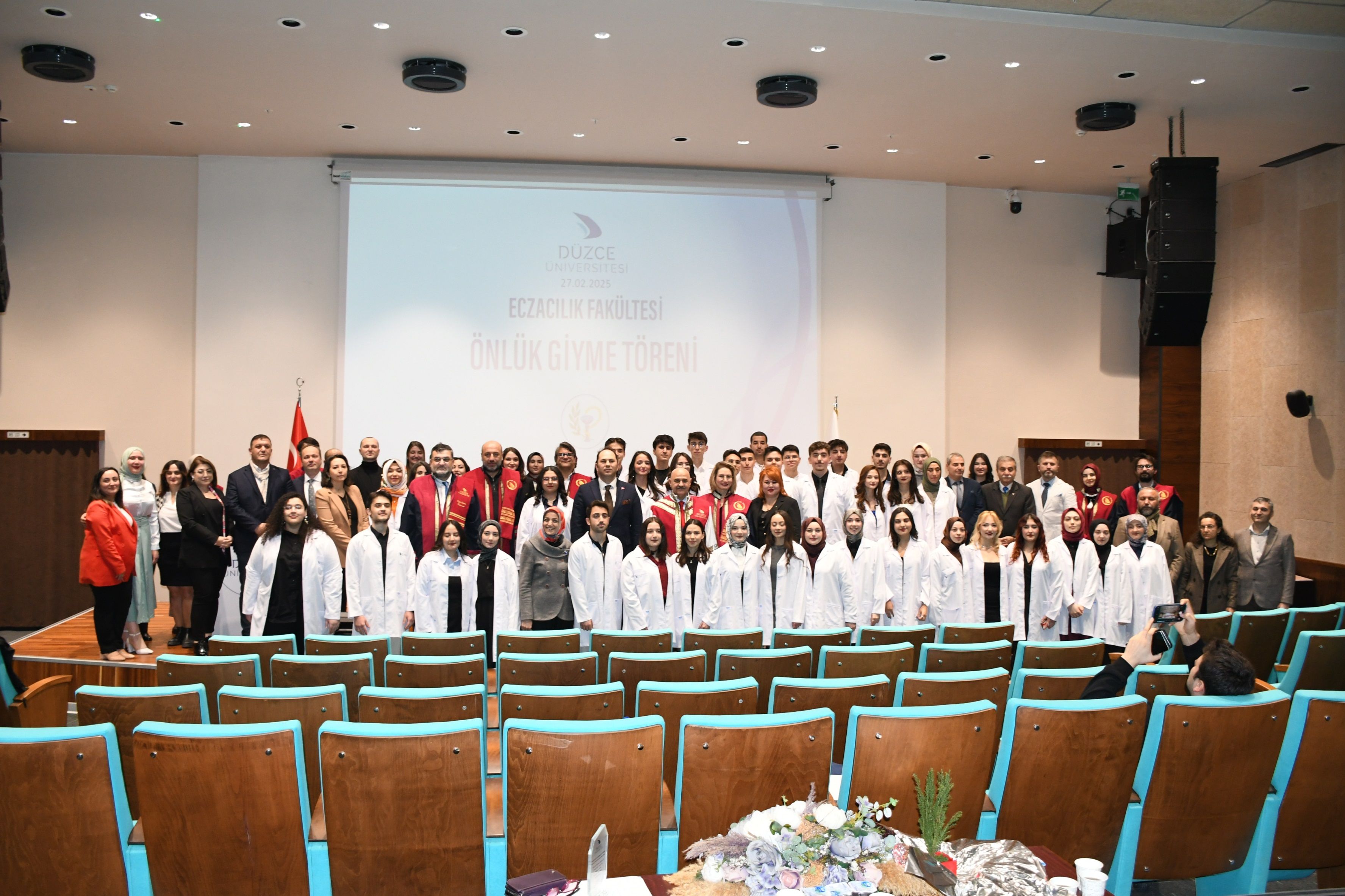 BEYAZ ÖNLÜKLERİYLE ECZACILIK MESLEĞİNE İLK ADIM