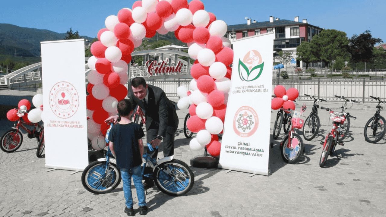 BİSİKLET DAĞITIMIYLA UMUTLAR PEDALLANDI