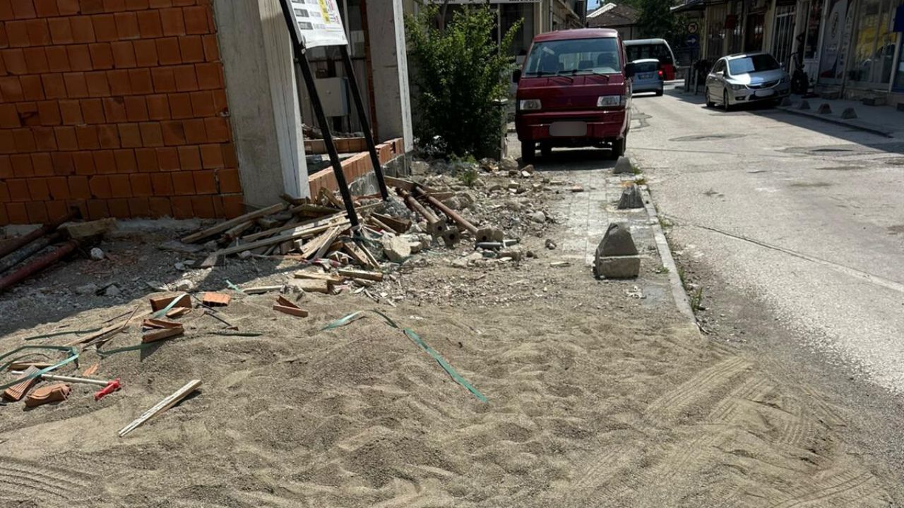 Camikebir Mahallesi'nde Kaldırım İşgali; Vatandaşı İsyan Ettirdi!