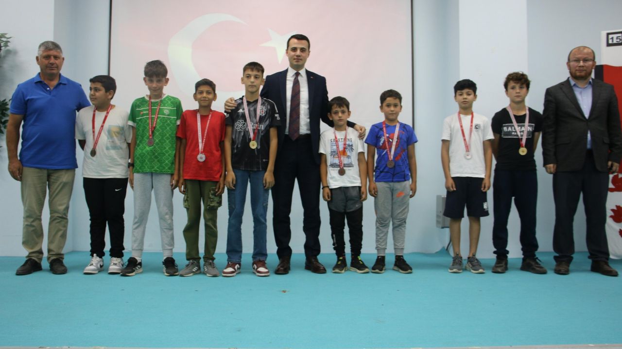 Çilimli'de 15 Temmuz Programı Kapsamında Gençlere Ödül Sevinci