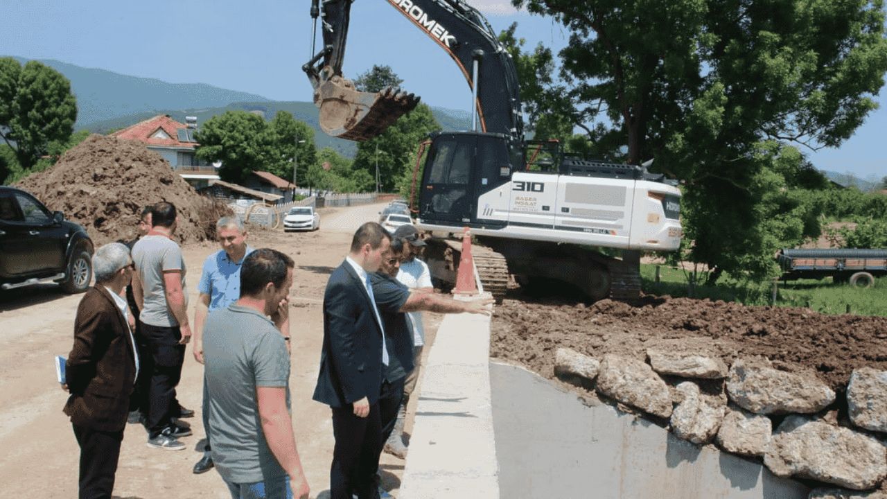 ÇİLİMLİ'DE KÖPRÜ VE DERE ISLAH ÇALIŞMALARI DEVAM EDİYOR