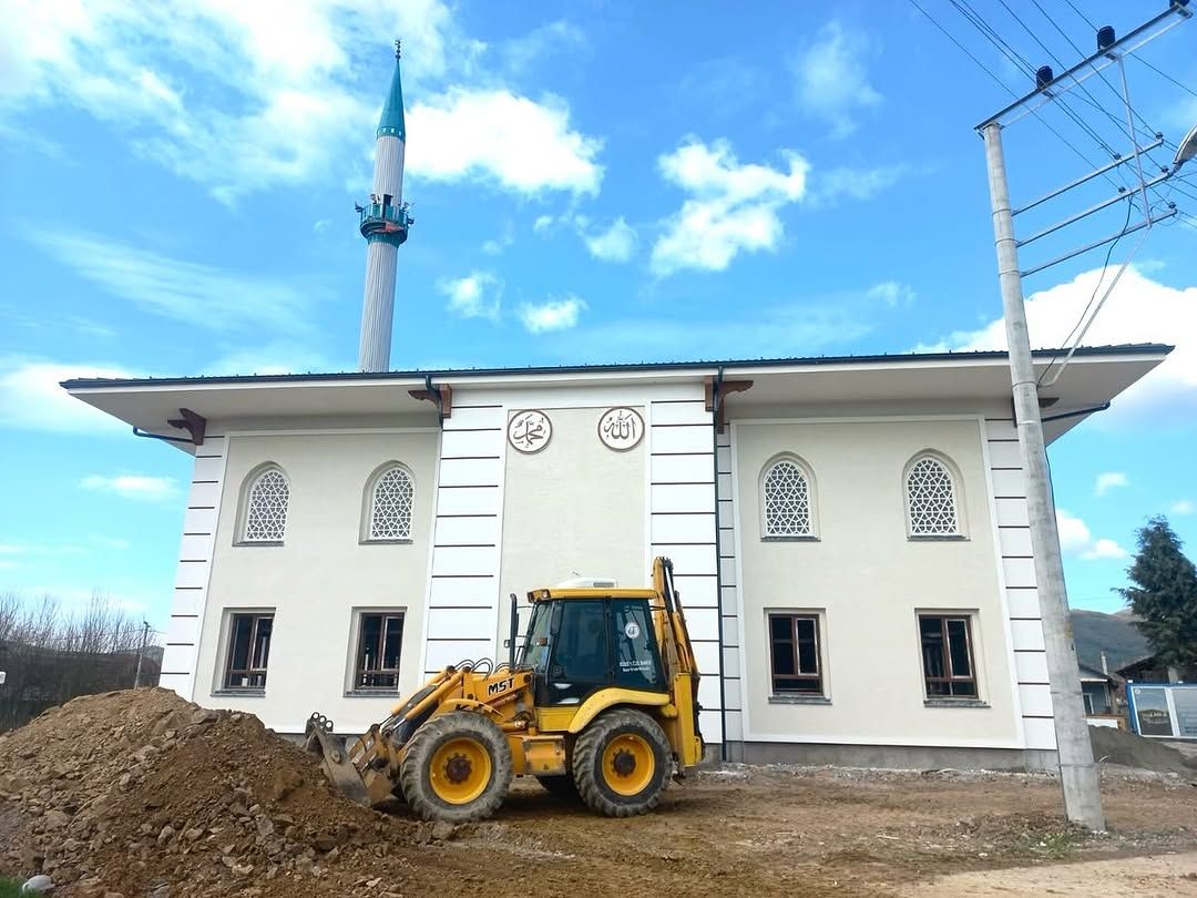 ÇİLİMLİ PIRPIR KÖYÜ'NDE CAMİİ ÖNÜ DOLGU ÇALIŞMASI TAMAMLANDI