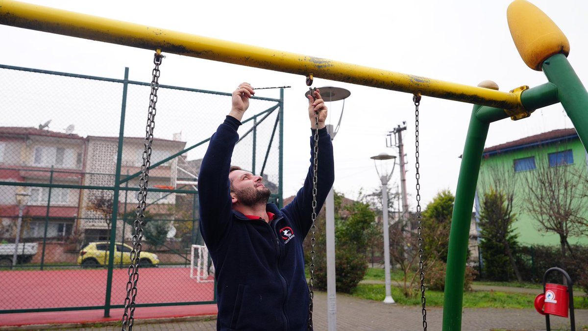 ÇOCUK PARKLARINDA BAKIM VE YENİLEME ÇALIŞMALARINI SÜRDÜRÜYOR