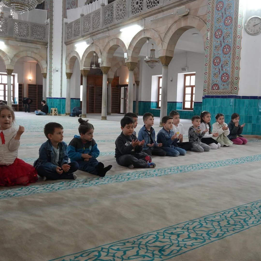 ÇOCUK ÜNİVERSİTESİ ÖĞRENCİLERİ CEDİDİYE CAMİİ'NDE