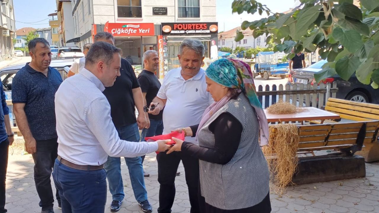 Cumayeri'nde 15 Temmuz Anısına Esnafa ve Vatandaşa Türk Bayrağı Dağıtıldı