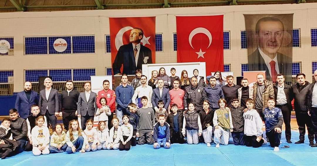 CUMAYERİ'NDE GENÇLERDEN UNUTULMAZ KARDEŞLİK İFTARI TURNUVADA ŞAMPİYONLAR BELLİ OLDU