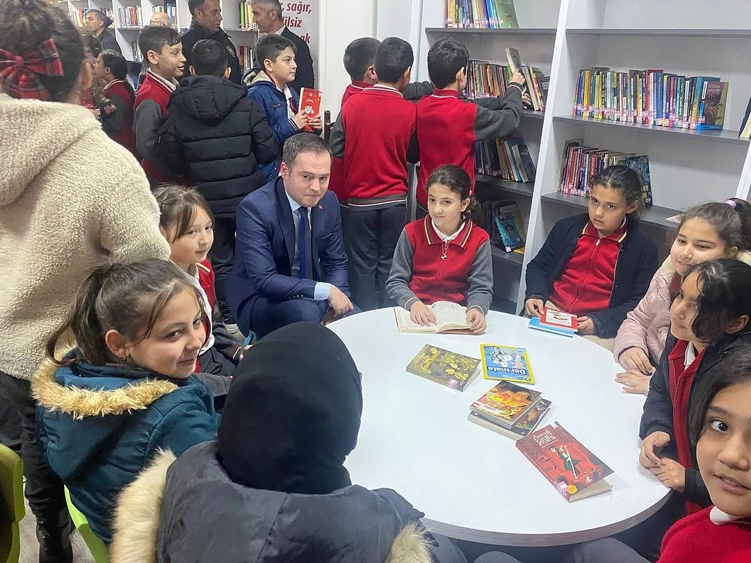 CUMAYERİ'NDE KİTAPLA 30 DAKİKA EN ÇOK OKUYANLAR ÖDÜLLERİNİ ALDI