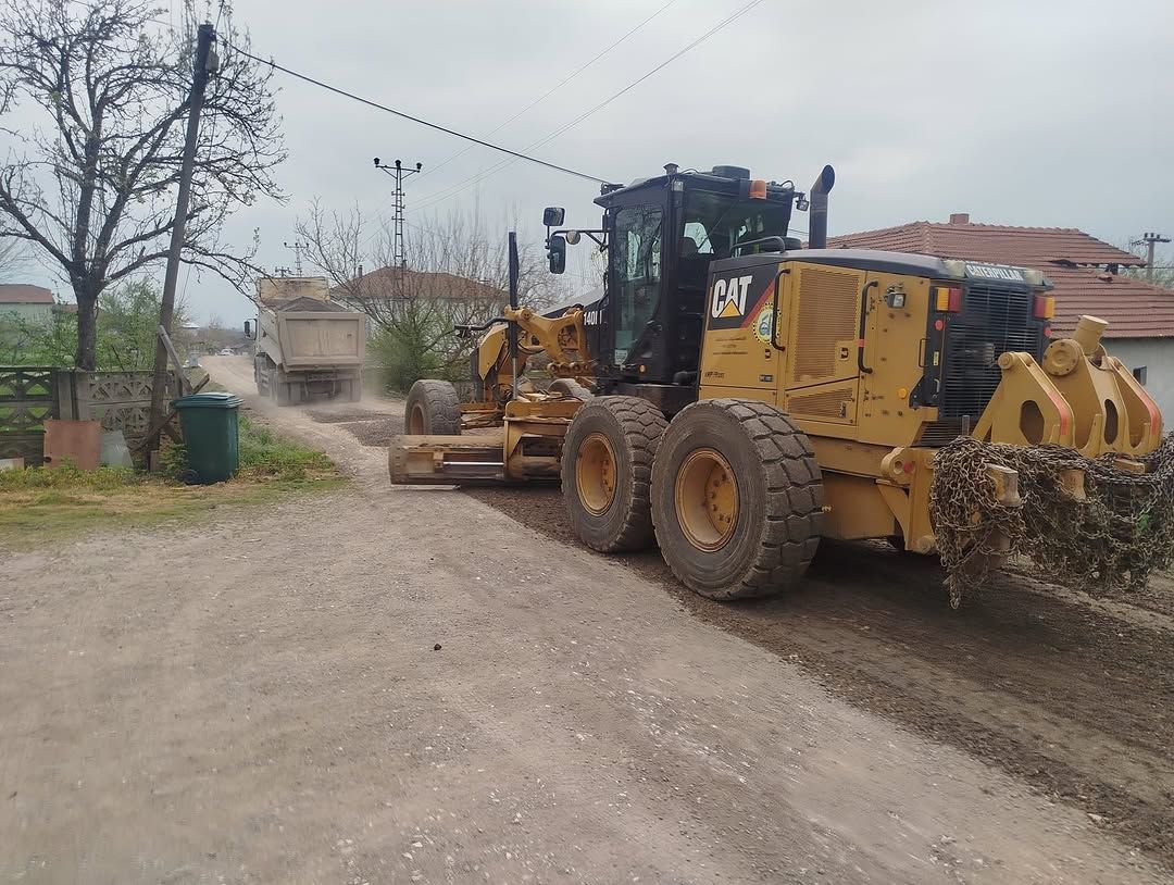 CUMAYERİ YUKARI AVLAYAN KÖYÜ'NDE YOL BAKIM ÇALIŞMALARI TAMAMLANDI