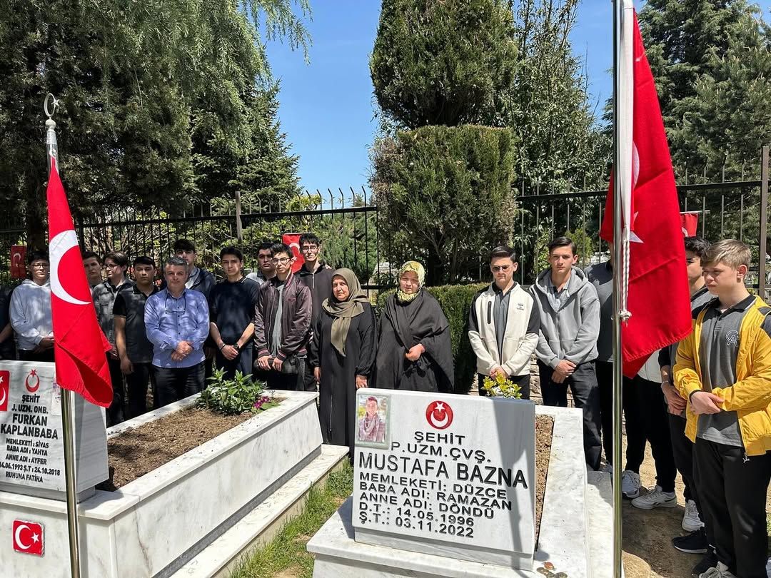 CUMHURİYET ANADOLU LİSESİ'NDEN ŞEHİTLERİMİZE VEFA ZİYARETİ