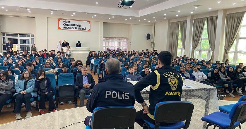 CUMHURİYET ANADOLU LİSESİ'NE EMNİYET EKİPLERİNDEN FARKINDALIK DOLU KONFERANS