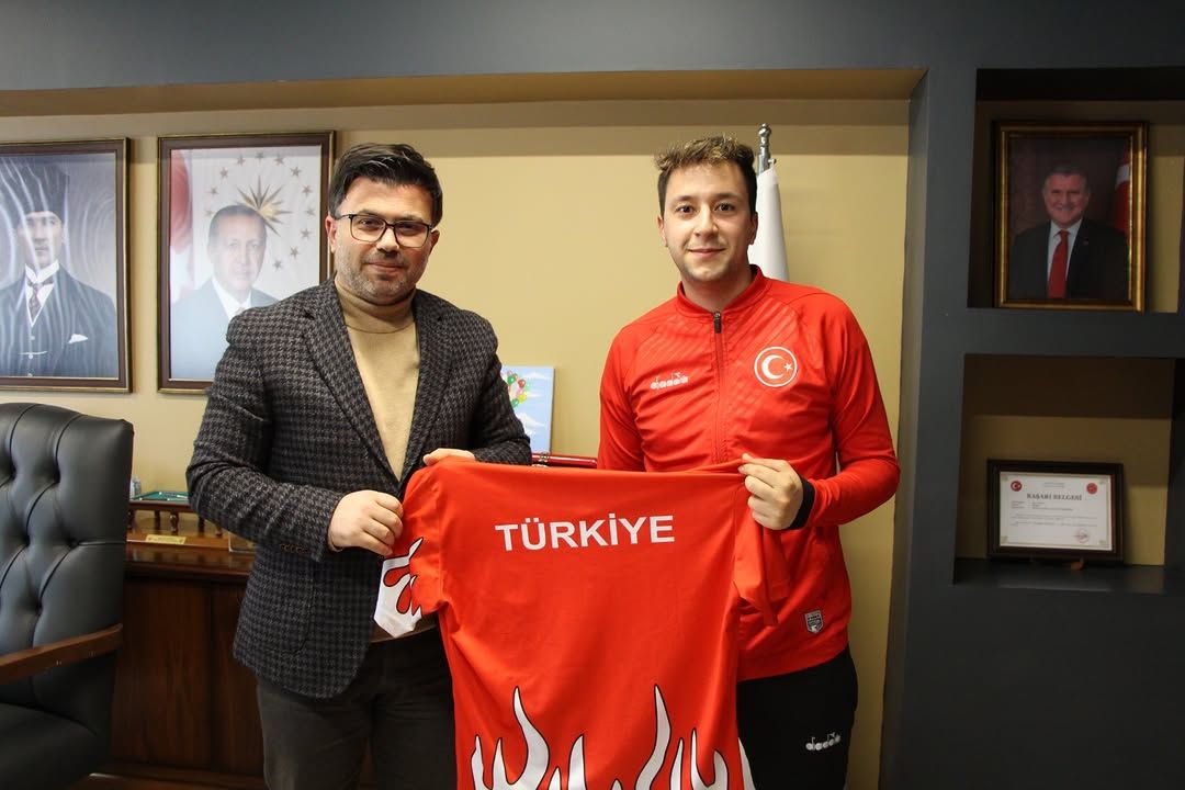 DART ŞAMPİYONASINA SAYILI GÜNLER KALDI İSA FURKAN ÇOŞ, İL MÜDÜRÜNÜ ZİYARET ETTİ