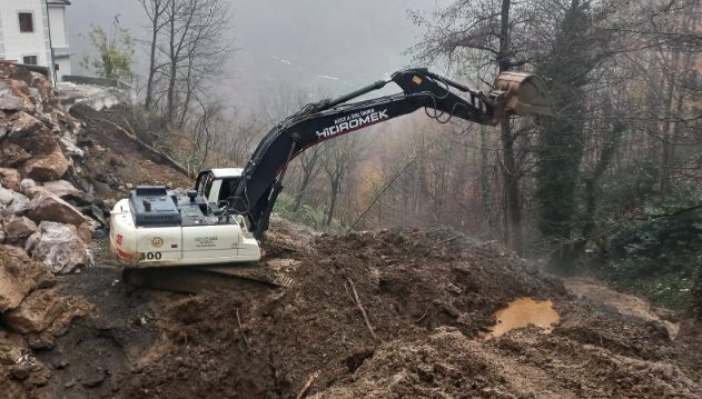 DÜVERDÜZÜ KÖYÜNDE HEYELAN SONRASI ÇALIŞMALAR SÜRDÜRÜYOR