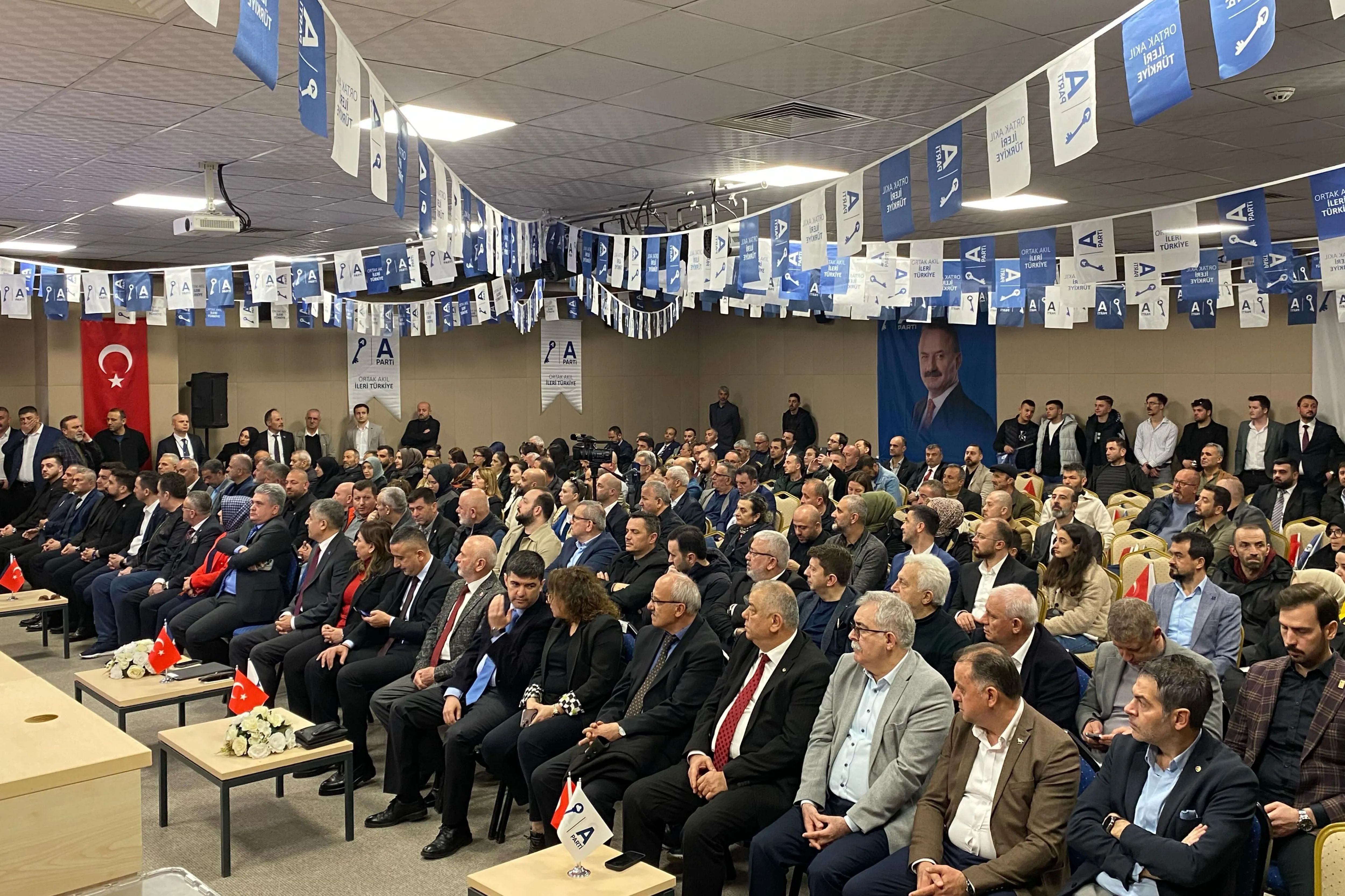 DÜZCE ANAHTAR PARTİ KONGRESİNE SAHNE OLDU METİN TOPAL YENİDEN SEÇİLDİ