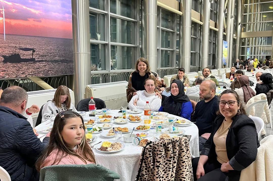 DÜZCE ATATÜRK DEVLET HASTANESİ GELENEKSEL İFTAR PROGRAMINDA BİR ARAYA GELDİ