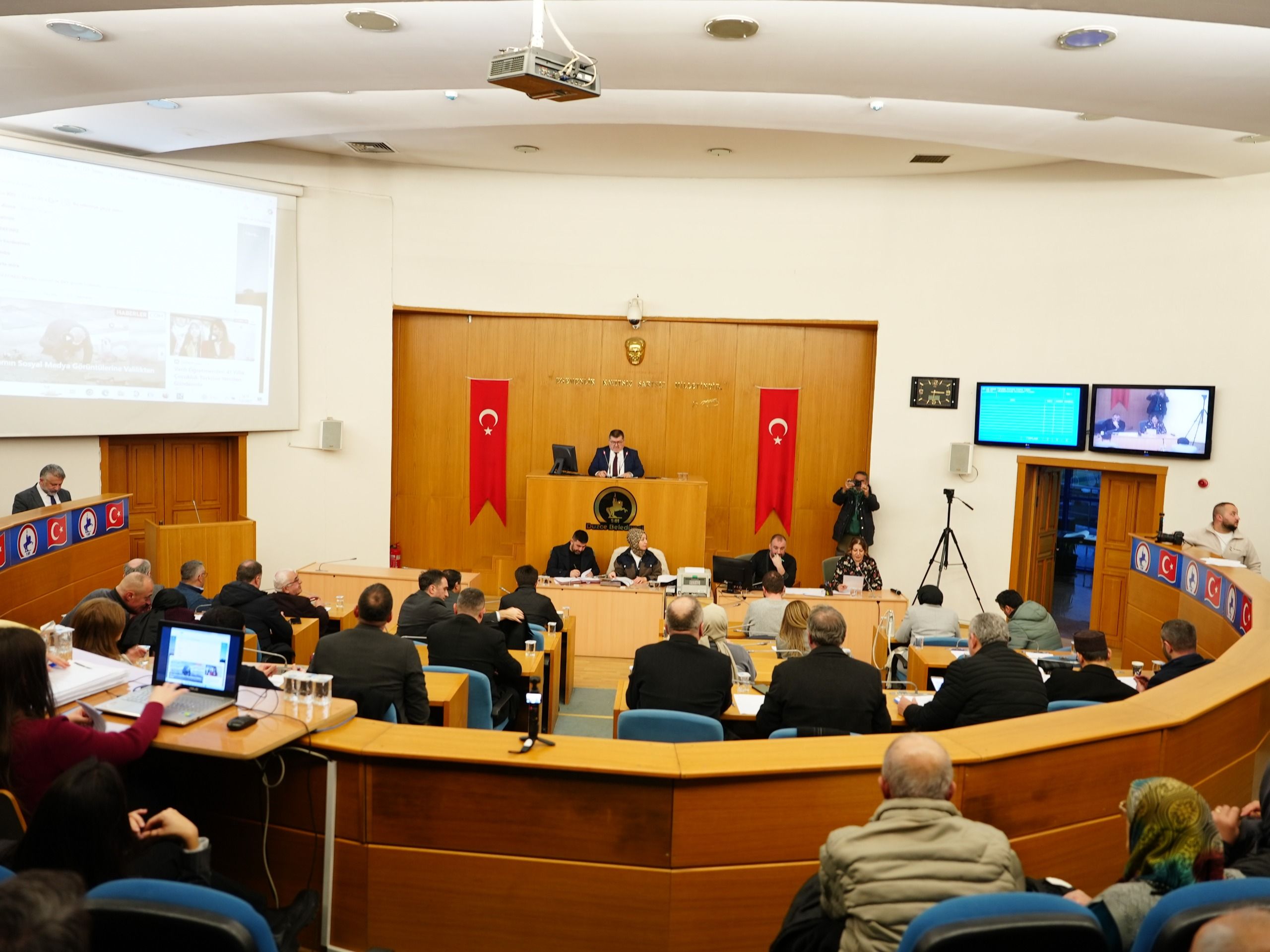 DÜZCE BELEDİYE MECLİSİ YOĞUN GÜNDEMLE TOPLANDI