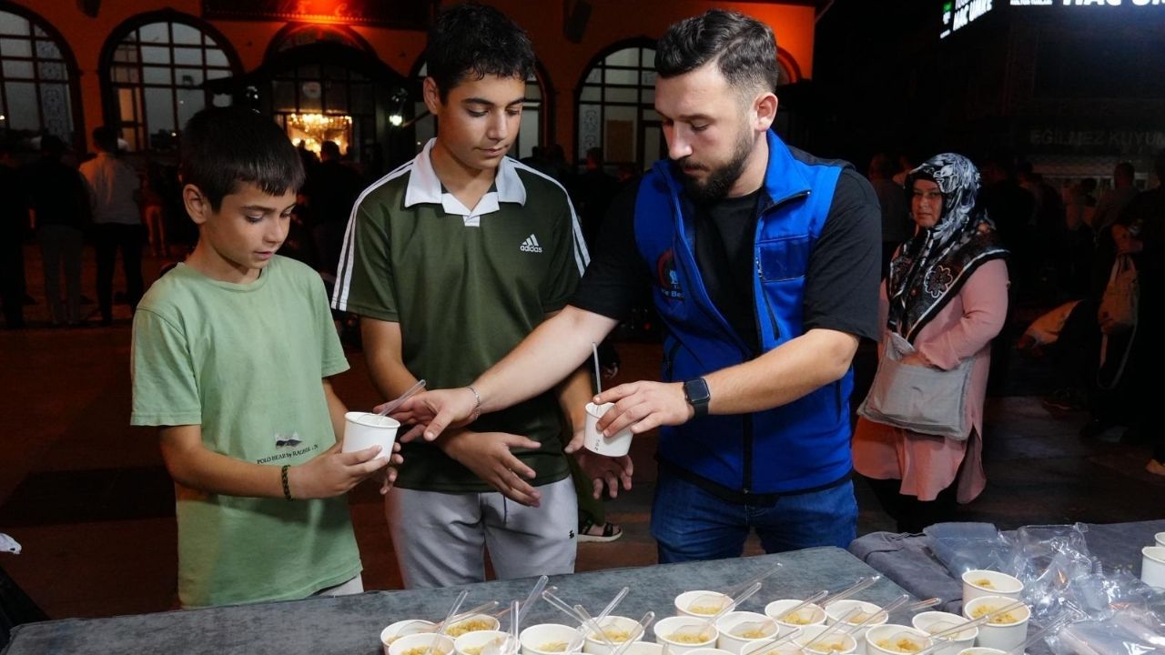 Düzce Belediyesi'nden Mevlid Kandili'nde Helva İkramı