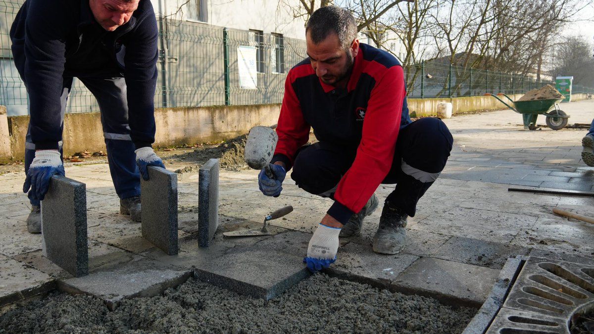 DÜZCE BELEDİYESİ'NDEN YAYA GÜVENLİĞİ VE KONFORU İÇİN ÇALIŞMALAR