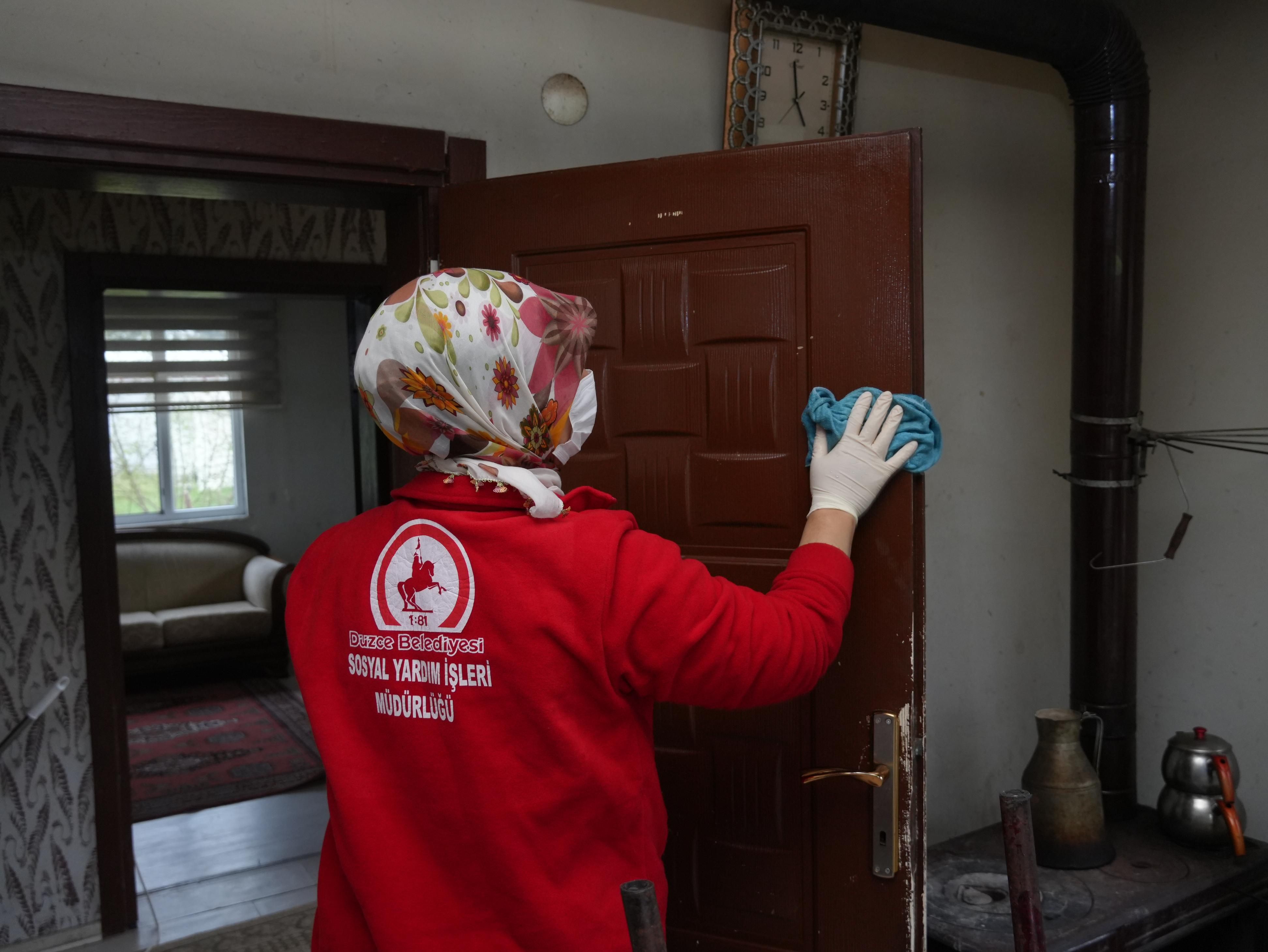 DÜZCE BELEDİYESİ'NDEN YÜZLERİ GÜLDÜREN ''EVDE BAKIM HİZMETLERİ''