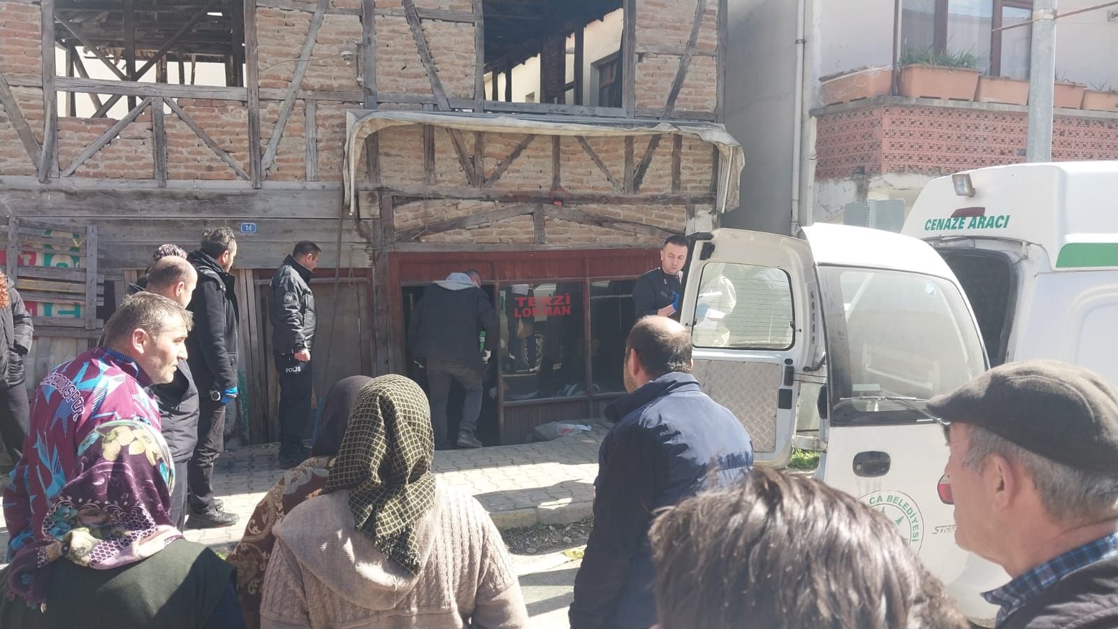 DÜZCE'DE 1 KİŞİ  DÜKKANINDA ÖLÜ BULUNDU