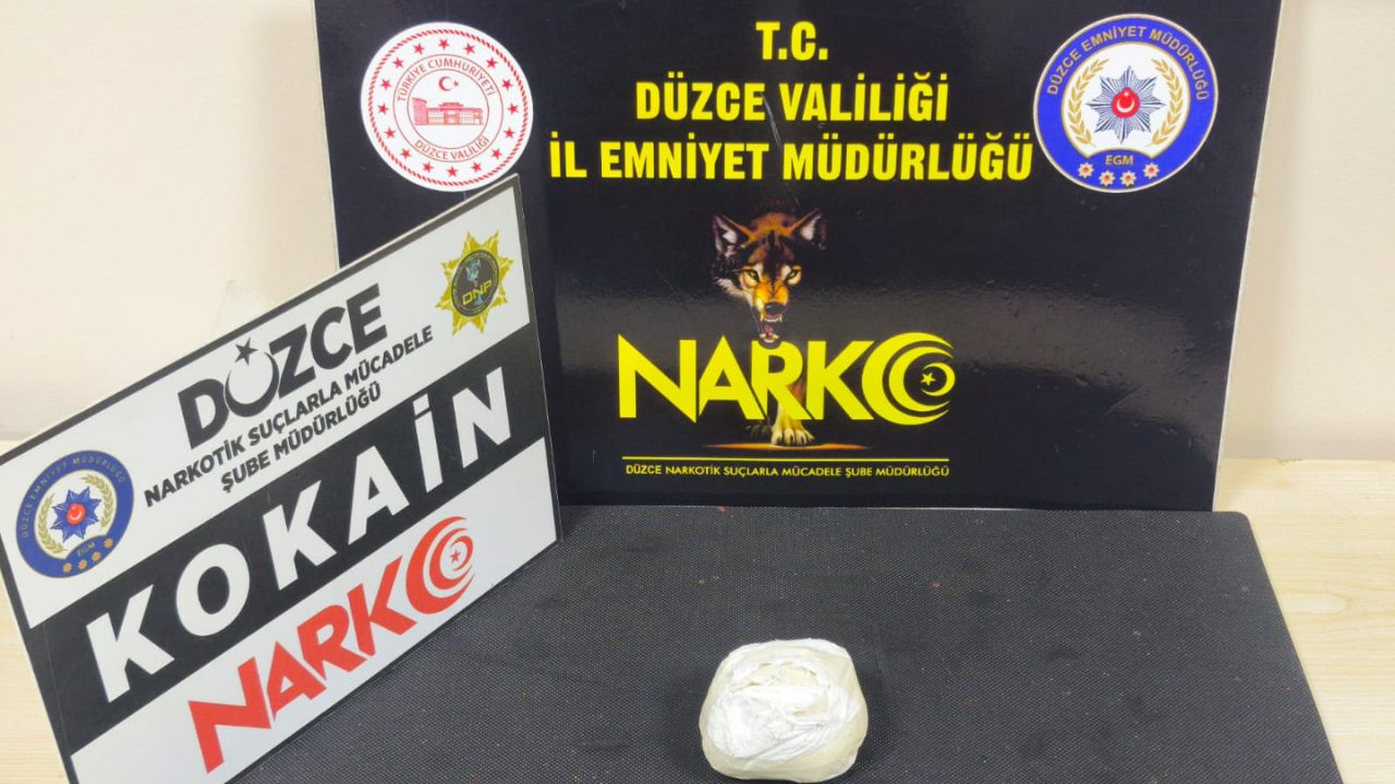 DÜZCE'DE 125 GRAM KOKAİN ELE GEÇİRİLDİ, ŞÜPHELİ TUTUKLANDI