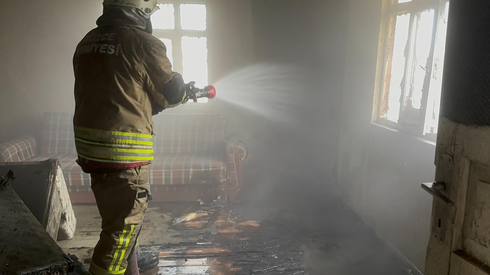 DÜZCE'DE 2 KATLI AHŞAP EVDE YANGIN ÇIKTI