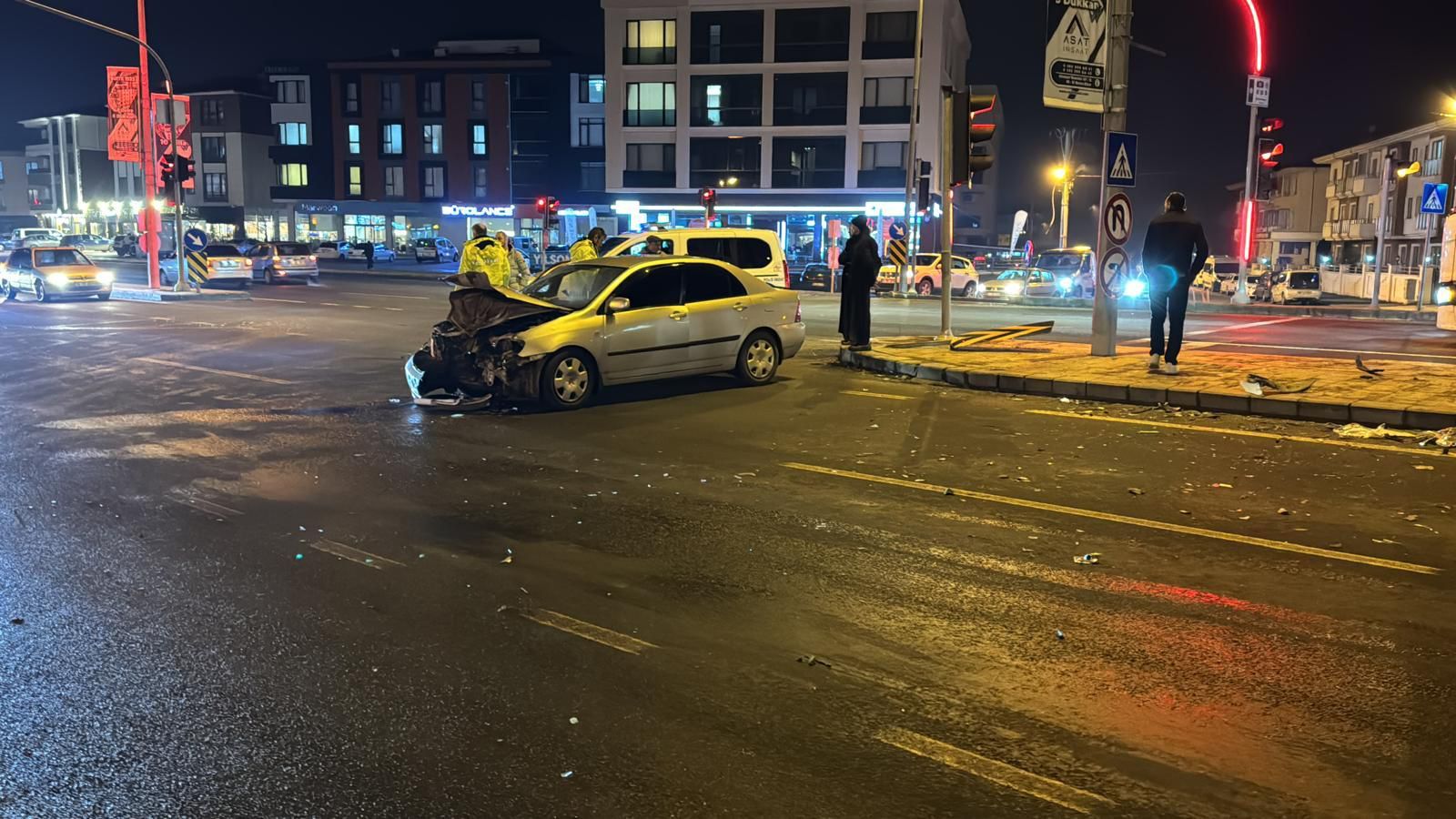 DÜZCE'DE 2 OTOMOBİL ÇARPIŞTI 4 KİŞİ YARALANDI