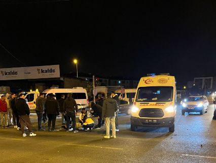 DÜZCE'DE 3 ARACIN KARMAŞTIĞI ZİNCİRLEME KAZA