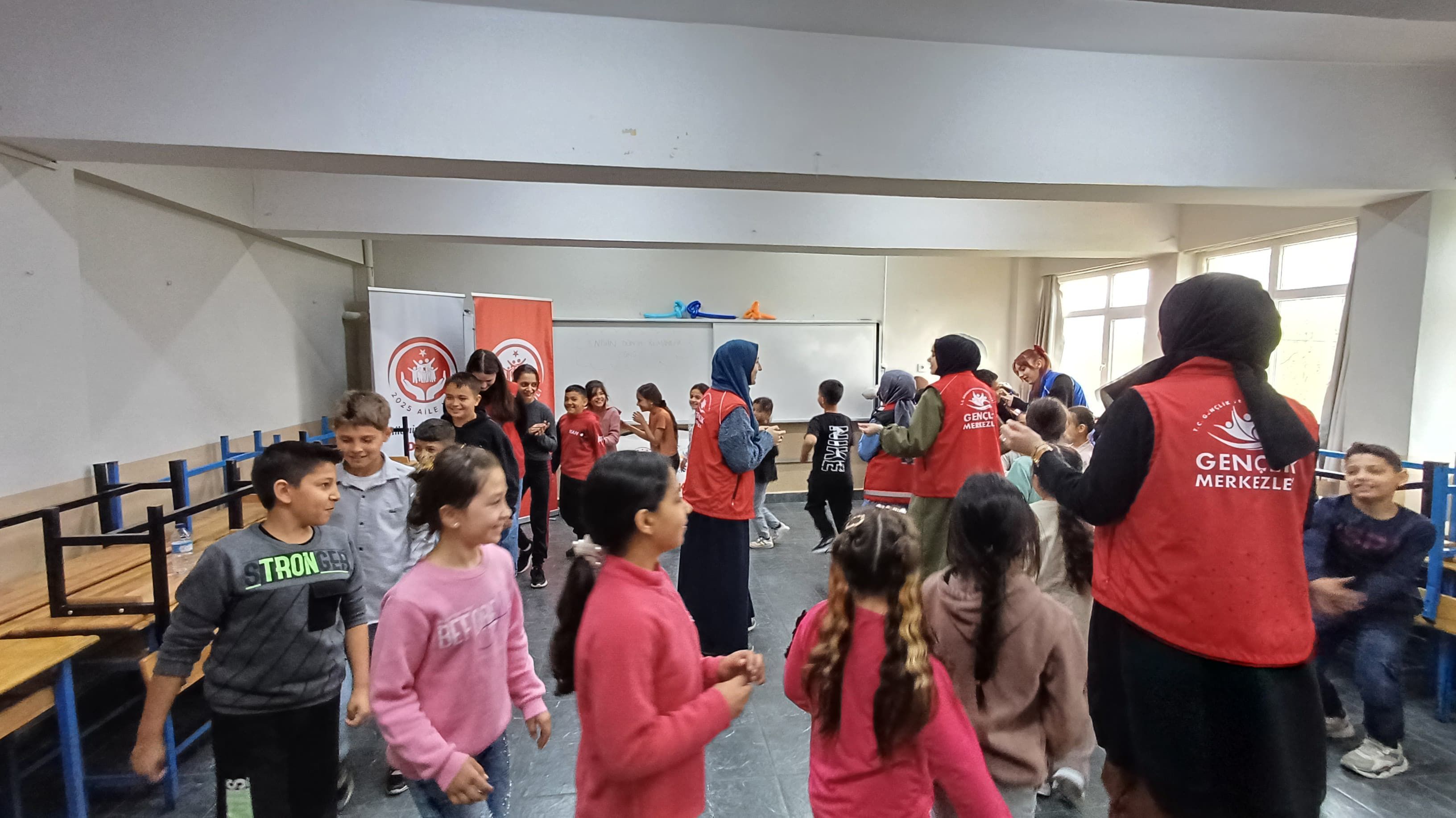 DÜZCE'DE 8 NİSAN DÜNYA ROMANLAR GÜNÜ COŞKUSU GÖNÜLLÜ GENÇLERDEN EĞLENCELİ ZİYARET