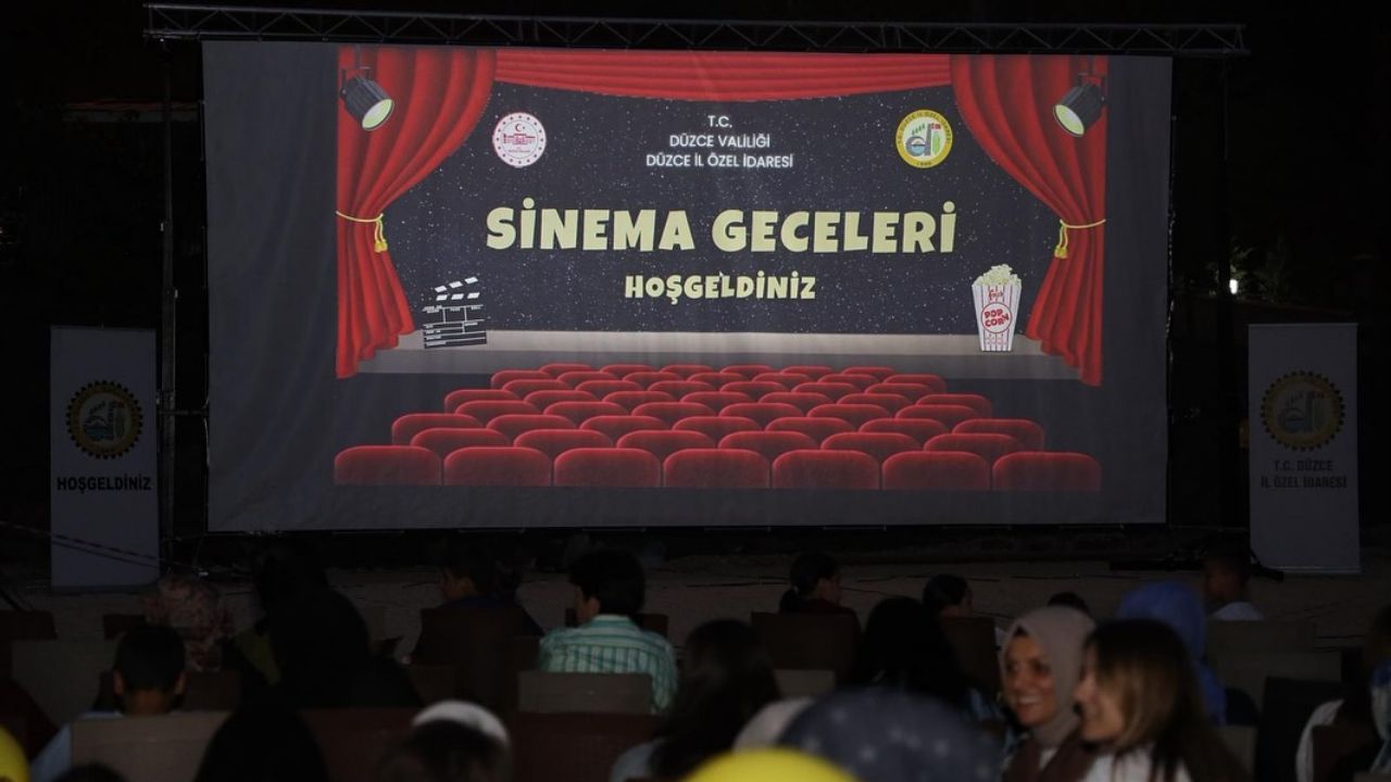 Düzce'de Açık Hava Sinema Geceleri Köylerde Devam Ediyor