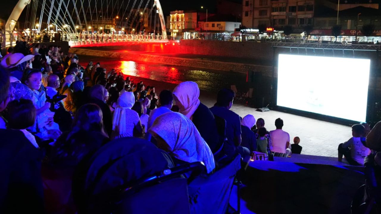Düzce'de Açık Hava Sinema Şöleni Devam Ediyor