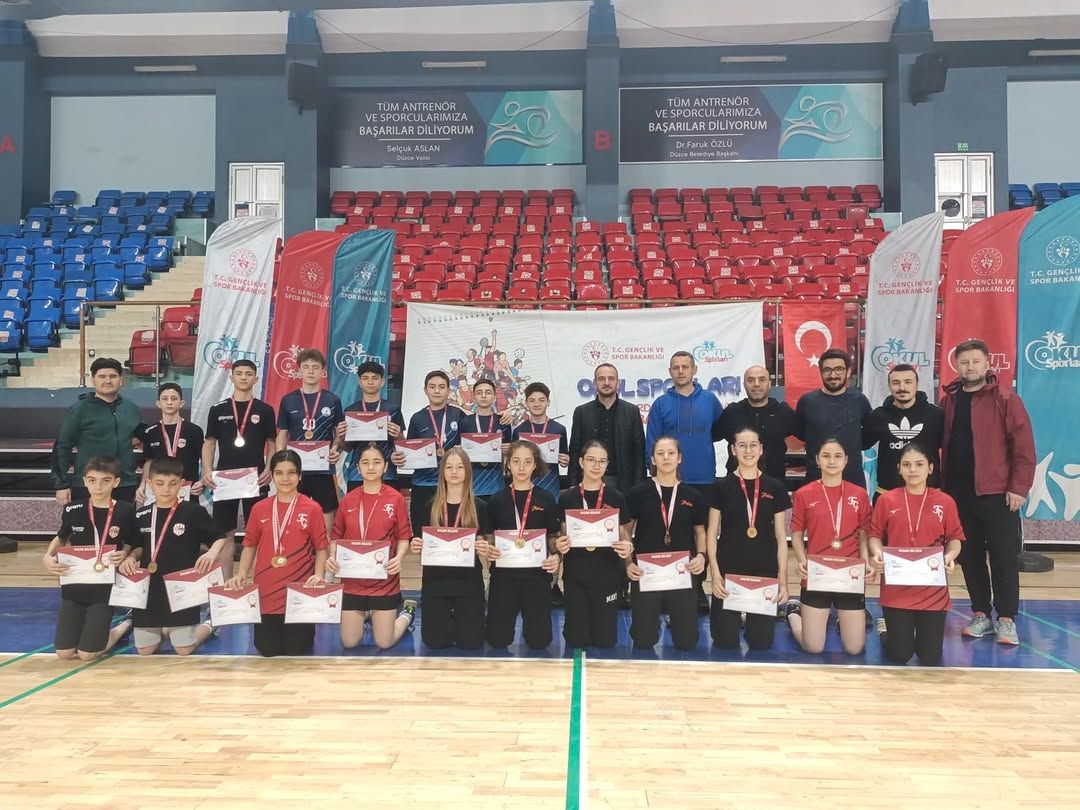 DÜZCE'DE BADMİNTON HEYECANI YILDIZLAR GRUP MÜSABAKALARI TAMAMLANDI