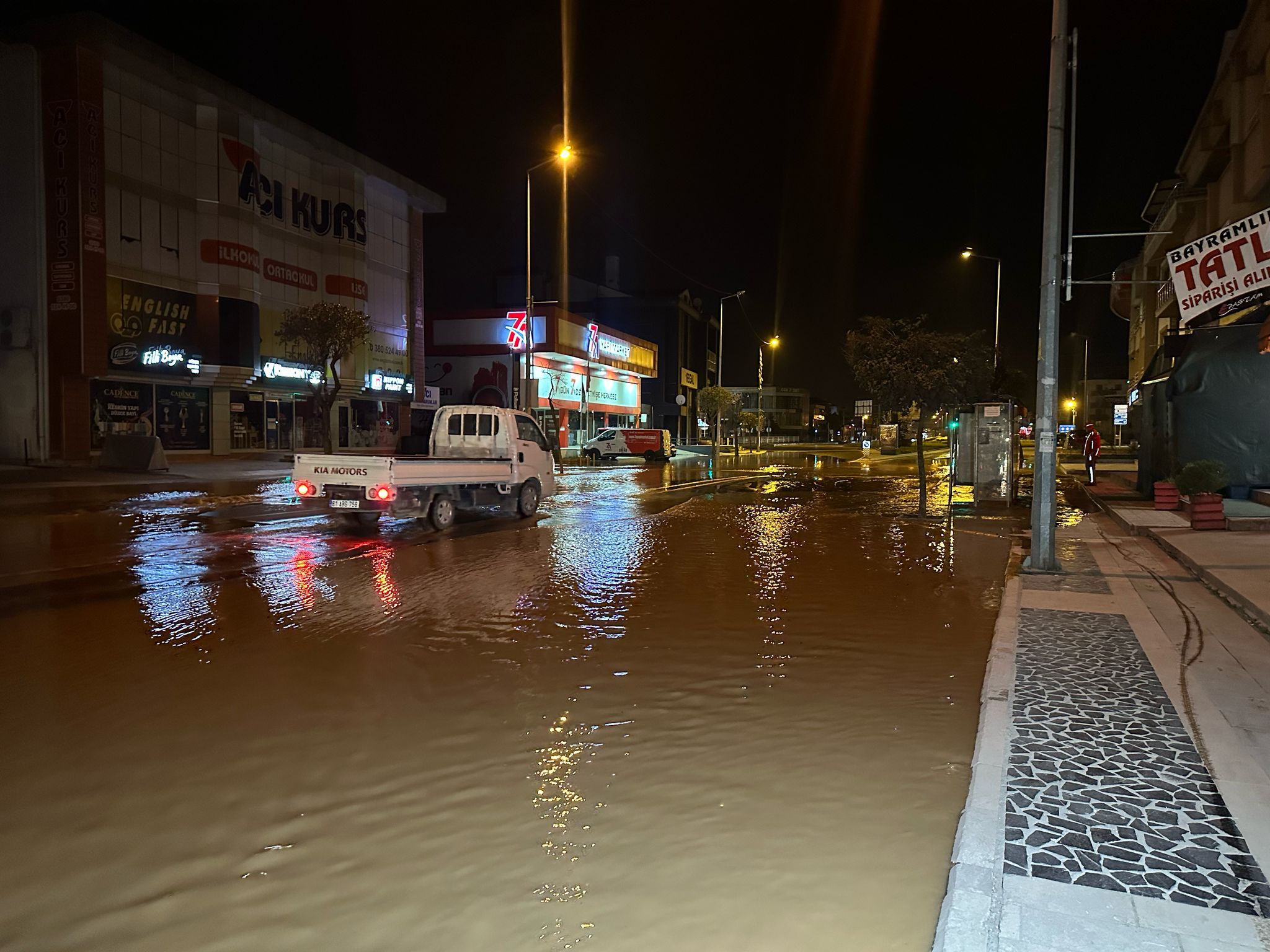 DÜZCE'DE CADDE KISA SÜREDE GÖLE DÖNDÜ