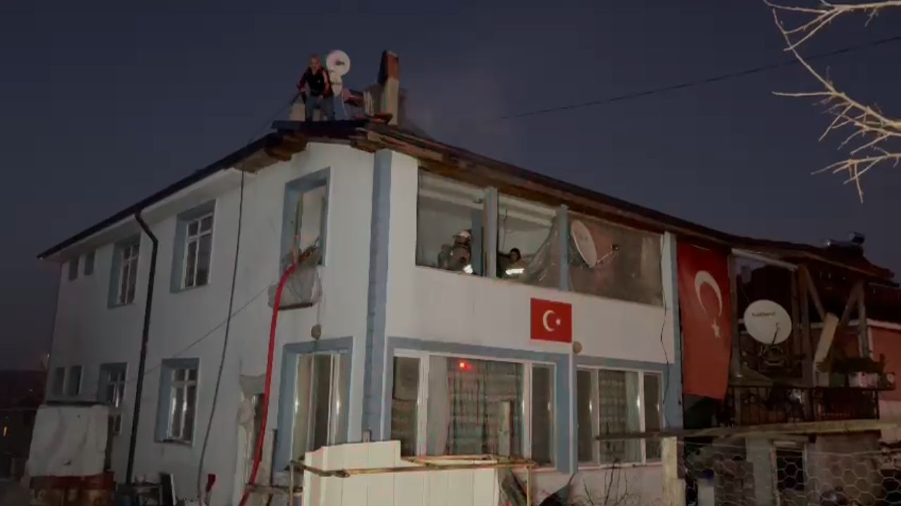 DÜZCE'DE ÇATI YANGINI YÜREKLERİ AĞZA GETİRDİ