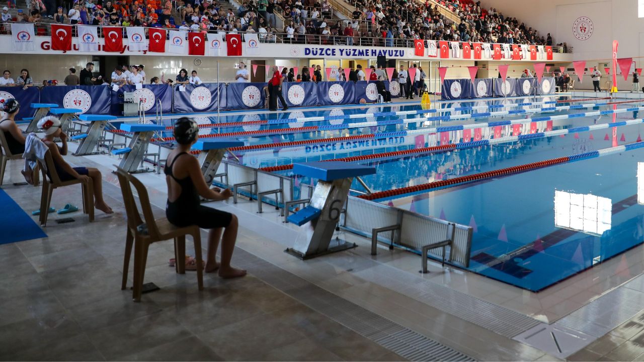 Düzce'de Cumhuriyet'in 102. Yılına Özel Yüzme Şenliği