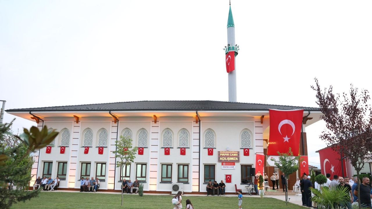 Düzce'de Depremde Yıkılan Cami Yeniden Yapıldı, Dualarla Açıldı