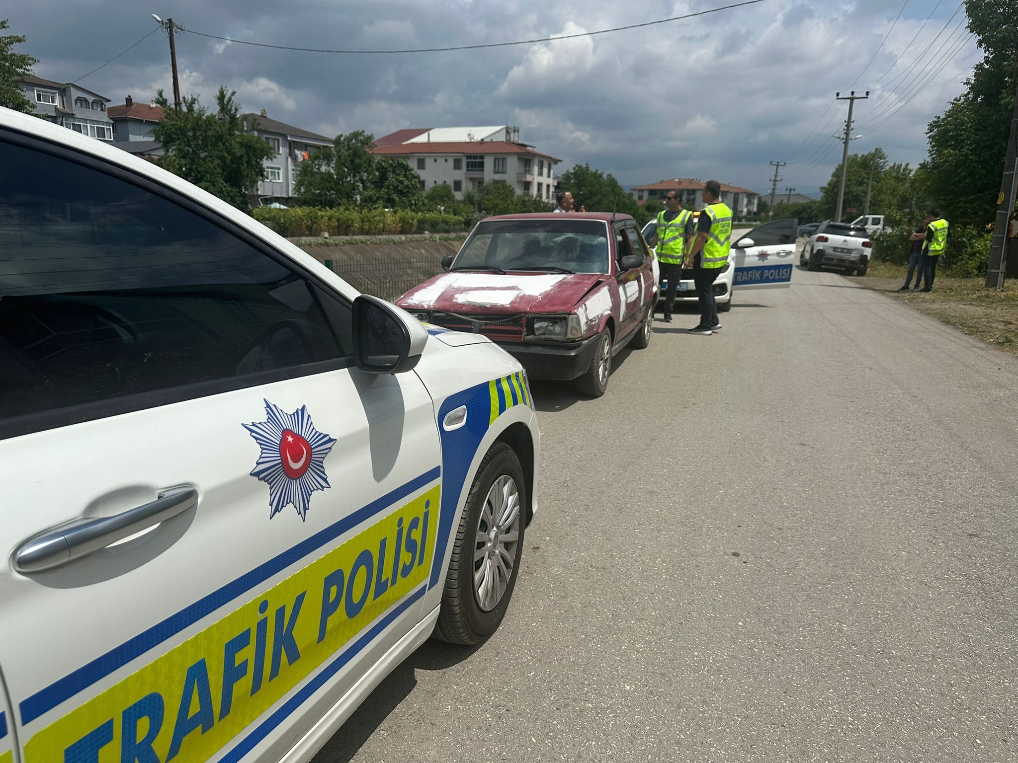 DÜZCE'DE DRİFT FACİASI; KÜÇÜK SÜRÜCÜ 2 ARACA ÇARPTI